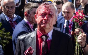 Šok: ruskega veleposlanika so proukrajinski aktivisti polili z rdečo barvo (VIDEO)