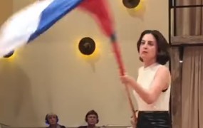 Janša in Tonin usekala mimo: zgražata se nad nečim, kar je prva počela »domoljubna« protestnica na shodu s podporo SDS (VIDEO)