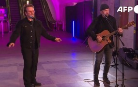 Poglejte, kako Bono in The Edge iz U2 igrata pod zemljo v Kijevu (VIDEO)