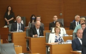 SDS blokira Goloba: z referendumom želi ustaviti večanje števila ministrstev