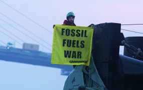"Natfa poganja vojno": Greenpeace ruskemu tankerju preprečil pristanek v Angliji