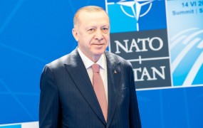 Erdogan pritiska na Švedsko in Finsko in jima grozi, da bo blokiral njun vstop v Nato