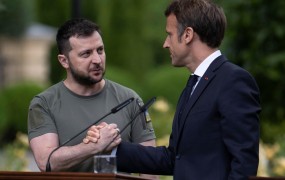 Macron bo Ukrajini poslal težko orožje
