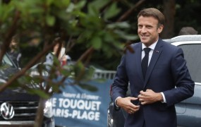 Macron neomajen: Sporna pokojninska reforma bo "nadaljevala demokratično pot"
