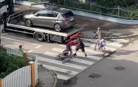 To naj bi bil razlog, da je ljubljanski mestni redar sredi Šiške kolesarja zagrabil in ga vrgel na tla (VIDEO)