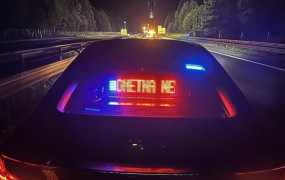 Krvava noč na gorenjski avtocesti: pri Kranju umrli dve osebi, promet še vedno zaprt