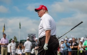 S tem razvpitim mafijcem se je na svojem igrišču za golf fotografiral Trump