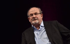 Iran slavi napad na Salmana Rushdieja: »Roka človeka, ki je raztrgala vrat sovražniku Alaha, mora biti poljubljena«