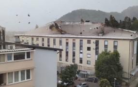 Neverjetni prizori iz Kranja: poglejte, kako nevihta odtrga streho z bloka! (VIDEO)