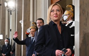 Melonijeva razočarala Putinova prijatelja Salvinija in Berlusconija