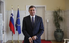 Peterle in Pahor sta se usedla; "Pogovor pri nas manjka," pravi Pahor
