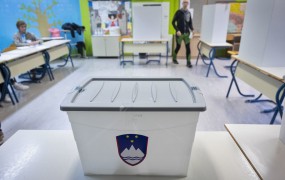 Referendumski trojček: bodo volivci potegnili z Golobom ali z Janšo?