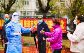 Kitajsko preplavil val okužb s covidom