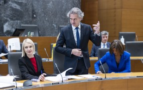 Naporen dan za Goloba v DZ: odgovarjati bo moral Mahniču, Godčevi ...