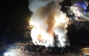 Požar v Ljubljani: 130 gasilcev gasilo na deponiji gozdarskega podjetja Tisa