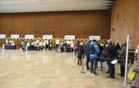 Referendumi: v prvih dveh dneh predčasnega glasovanja glasovalo 2,55 odstotka volivcev