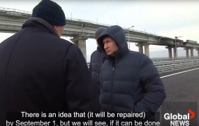 "Inšpektor" Putin se je z mercedesom peljal po mostu, ki so ga razstrelili Ukrajinci (VIDEO)