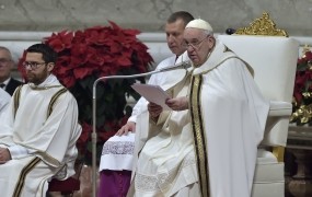 Papež v polnočnici obsodil pohlep, katerega glavne žrtve so šibki in revni