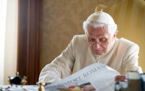 Bivši papež Benedikt XVI. je "zelo bolan", pravi Frančišek