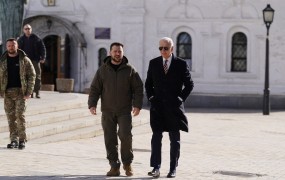 Biden presenetil svet in obiskal Zelenskega v Kijevu