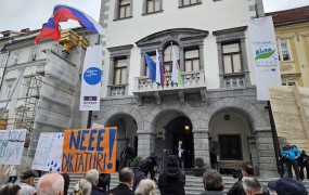 Pred mestno hišo žvižgali Jankoviću; Primčev in Hojsov protest prenašala kar TVS 1!