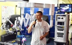 Rakavega bolnika bi operirali šele po njegovi smrti: pacient je številka, edino če je »moj, naš, tvoj«, potem lahko preskakuje vrste