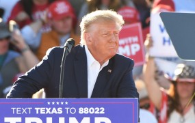 Trump prihaja na sodišče, se obeta vstaja njegovih podpornikov?
