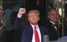 Trump aretiran, pred sodiščem pretep