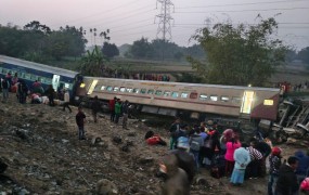Že več kot 200 mrtvih v iztirjenju vlakov v Indiji