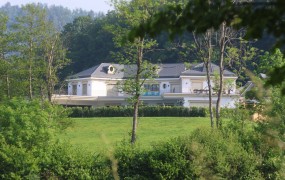 Slovenska milijonarja zamenjala vilo za pravo graščino pri Kamniku: luksuzni dom zdravstvenih dobaviteljev Frantar-Zabret (FOTO)