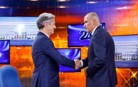 Golobu se smeji, Janšo pa je doletela slaba novica