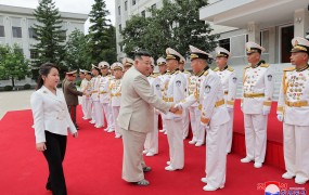 Kim Jong-un hčerko uvaja v diktatorjeve posle: deklica ob očetu, ko ta grozi z jedrsko vojno (FOTO)