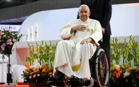 Papež Frančišek obiskal državo z le 1500 katoliškimi verniki
