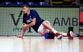 Šok za srbskega košarkarja: zaradi udarca med tekmo so mu morali odstraniti ledvico