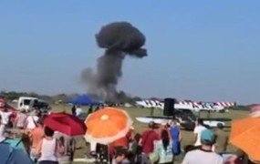 Tisočim je zastal dih: na letalskem mitingu strmoglavilo letalo (VIDEO)