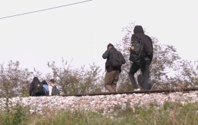 Škandalozno: Hrvati migrante z vlakom pripeljejo do slovenske meje, nato gredo peš naprej (VIDEO)