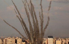 Število žrtev v Izraelu in Gazi narašča, številni ubiti v kibucu na jugu Izraela
