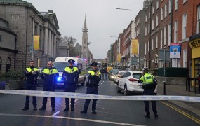 Šok v Dublinu: moški z nožem nad ljudi, ranjena ženska in trije otroci