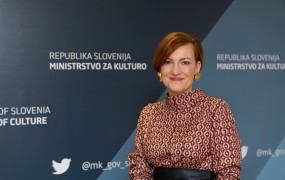 Blamaža: levičarka Asta Vrečko namesto novinarjev ščiti telekomunikacijske operaterje
