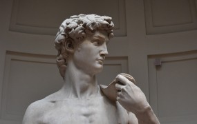 Ženska, ki posesa Michelangelovega Davida