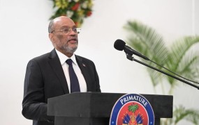 Premier Haitija se je uklonil tolpam, ki ga ne spustijo domov