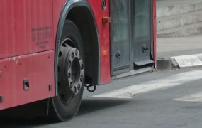 Z beograjskega avtobusa odpadlo kolo in usodno poškodovalo 69-letnico