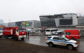 V terorističnem napadu v Moskvi več kot 100 žrtev, napadalce naj bi aretirali (VIDEO)