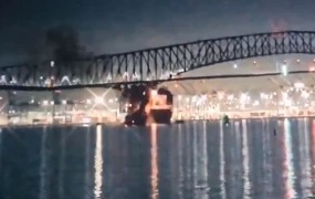 Srhljivka: poglejte, kako ladja trči v most poln vozil (VIDEO)