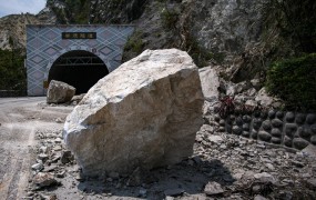 Po potresu številni ostali ujeti v rudnikih, kamnolomih, predorih