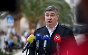 Milanović ne priznava odločitve ustavnega sodišča in vpije o državnem udaru
