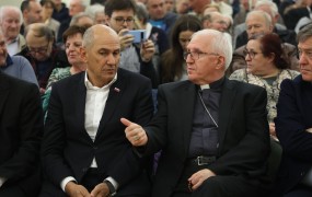 Janša in škofje so se politično in finančno spečali: vodstvo RKC in njeni mediji so le še podružnica Janševe SDS (KOMENTAR)