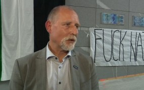 Rektor ljubljanske univerze Majdič jezen, ker so ga posneli ob napisu »FUCK NATO«