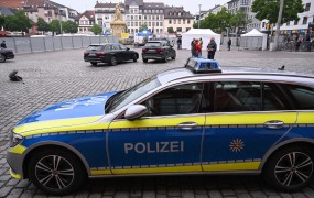 Nemški policist, ki ga je ranil napadalec z nožem, umrl v bolnišnici