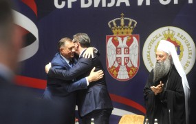 Vučić in Dodik sta se objemala, patriarh je molil, Srbi so rajali v Beogradu
